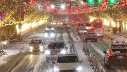 雪夜街道车流与装饰彩灯