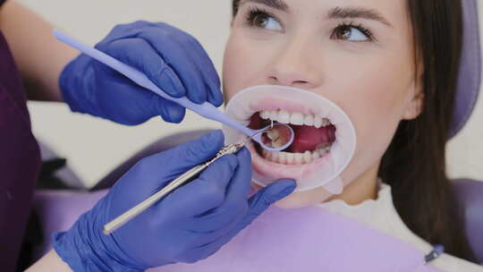 牙医用专用工具检查病人的口腔视频素材模板下载