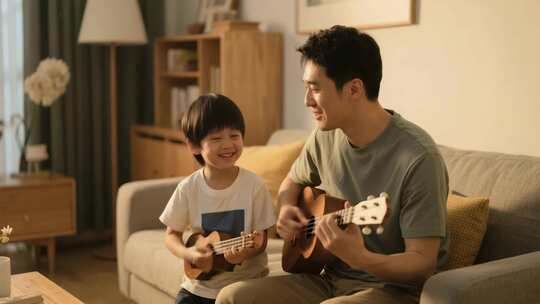 父子居家弹尤克里里