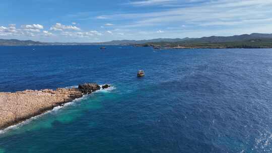 潜水探索之旅锚定在海上鸟瞰视频素材模板下载