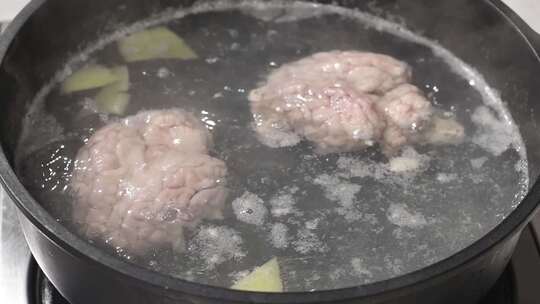 煮猪脑花