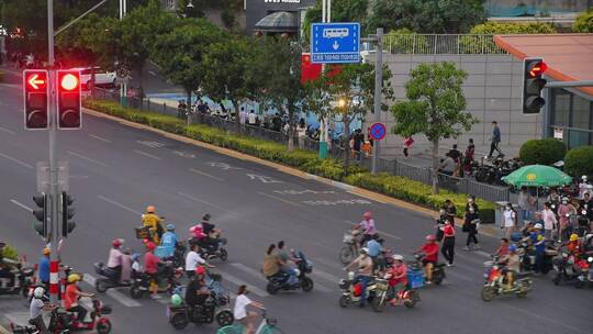 城市路口红绿灯过马路