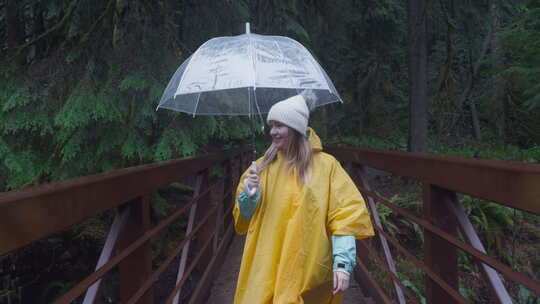在雨林中带着透明雨伞沉思漫步