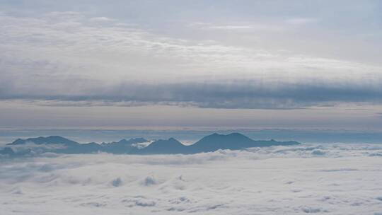 湖北神农架冬季雪山山谷云海翻涌云瀑白天