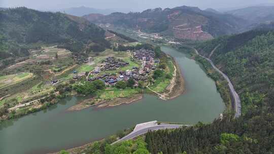 依山傍水的村庄全景鸟瞰