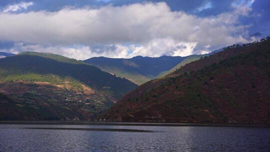 江面行船沿途风景远山云雾