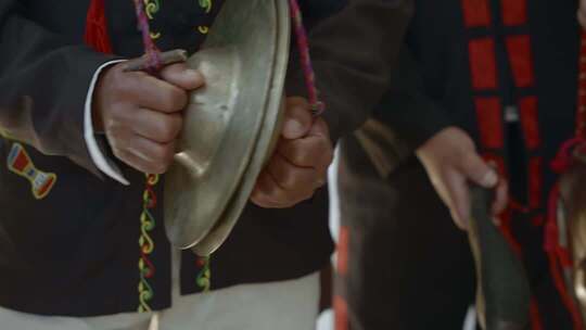 少数民族人物手持铜镲素材