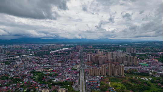 乌云压境暴风雨台风雷雨天气城市上空