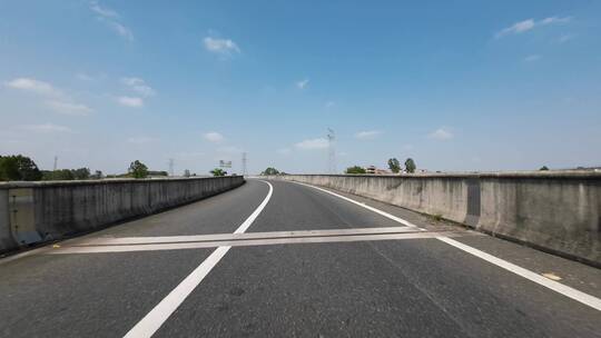 汽车行驶在空闲的高速公路第一视角