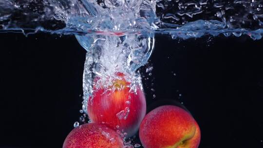 可商用各种水果落入水中激起水花