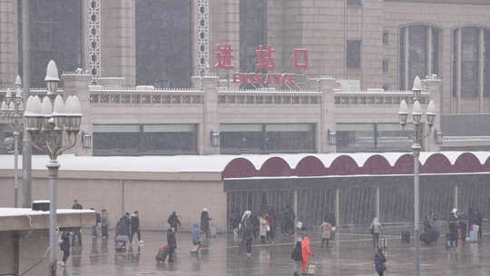大雪中火车站广场人流视频素材模板下载