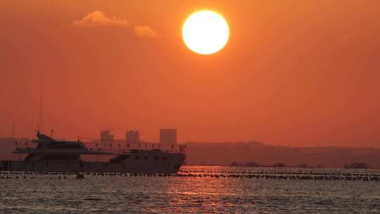 山东省荣成市宁津街道东楮岛渔码头夕阳落日