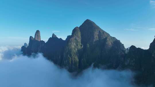 无人机航拍云层之上的云海仙境山峰圣堂山