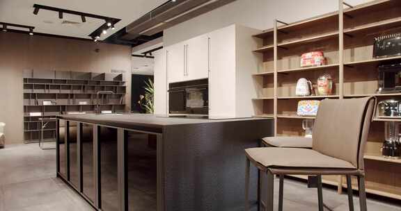 现代厨房室配有简约餐桌。现代简约家居。