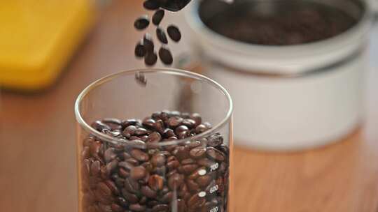 咖啡豆倒入咖啡玻璃罐