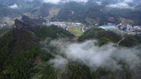 云雾缭绕的公路  群山 农村 农田