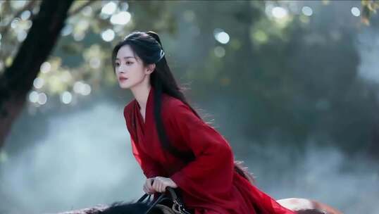 红衣女子古装骑马画面