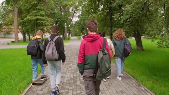 一群年轻学生在校园里散步