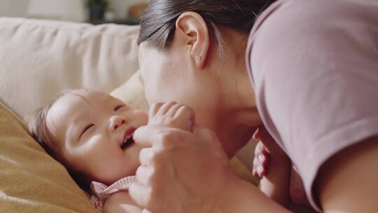 抱着女儿互动的母亲视频素材模板下载