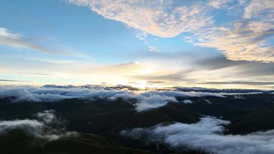 黎明航拍四川西部色达县高山云海朝霞景观