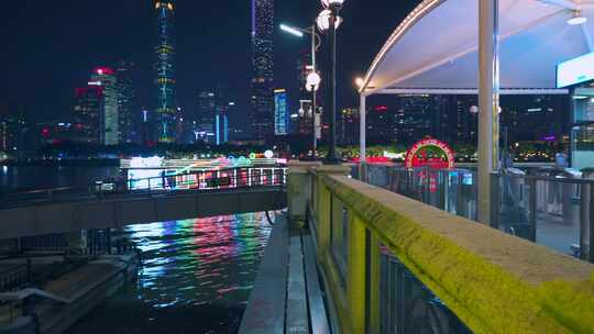 广州珠江游船码头与城市摩天大楼夜景灯光
