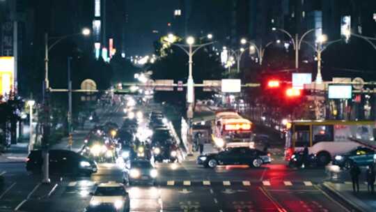 夜间道路上的车辆