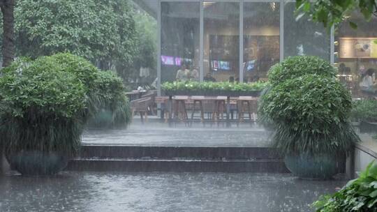 下雨天现代城市商业中心