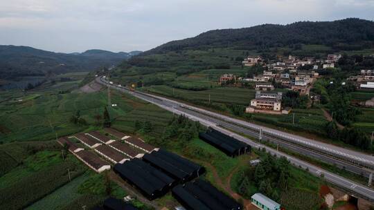 西南地区穿过山区丘陵的高速公路