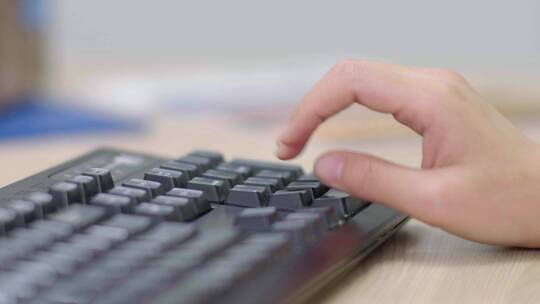 一只手熟练敲击键盘数字键视频素材模板下载