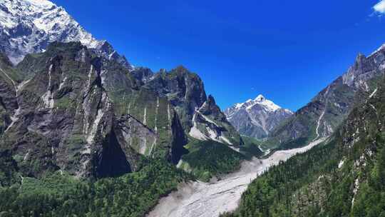 四川甘孜磨西镇燕子沟航拍的达多曼因雪山