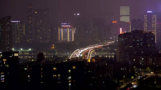 城市在夜晚被建筑物和汽车覆盖