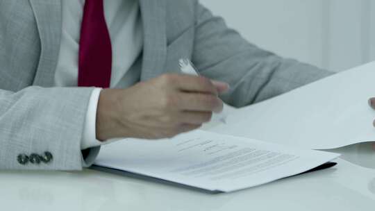 4K-商务人士签署合同文件