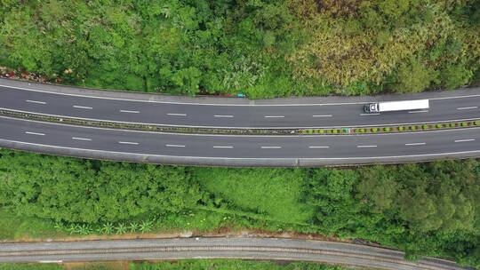 高速公路上的卡车