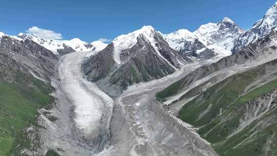 新疆伊犁夏塔古道天山草原雪山冰川融水