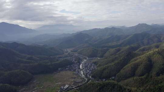 翱翔群山：广袤山谷航拍全景