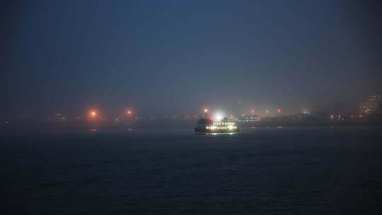 发光的船在雾中漂浮在海上