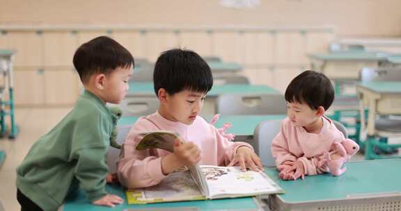 哥哥在教室里教弟弟妹妹看书慢镜头