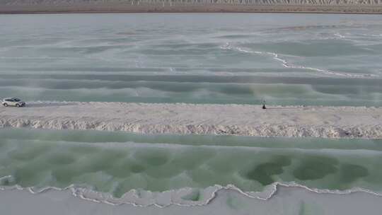 青海海西大柴旦翡翠湖碧水车辆航拍视频