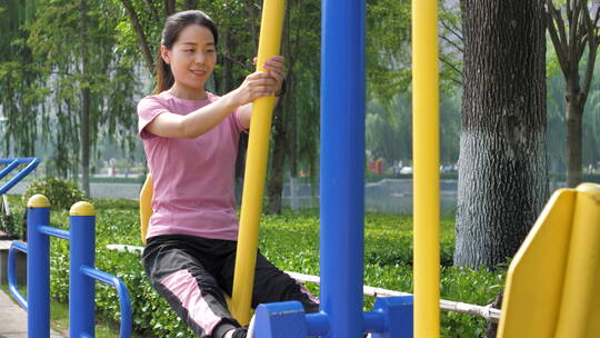 戴运动手表的中国人女性运动前作热身运动