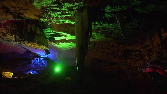 喀斯特地貌充水溶洞内水面稳定器拍摄