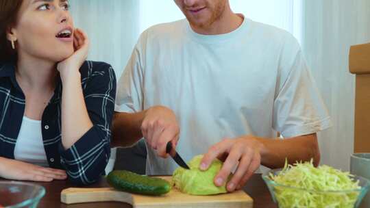 家庭夫妇在新家一起准备食物