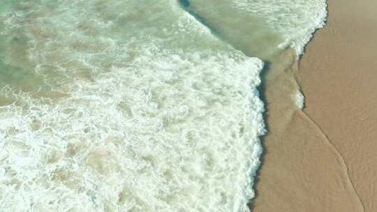 美丽的白色海滩浪花海浪航拍