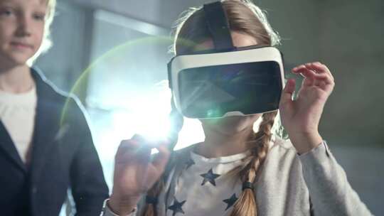 4K 小女孩体验VR设备玩耍 未来科技
