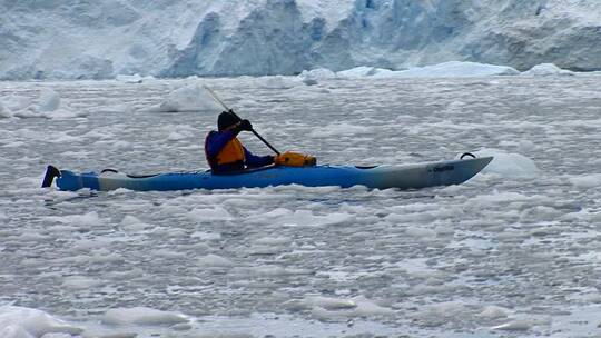 在冰河里划船的人