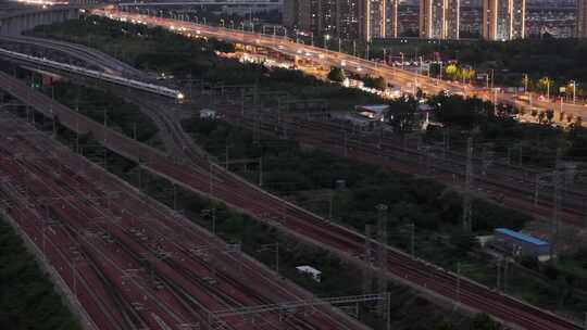 夜晚城市车流轨道交通高铁横移