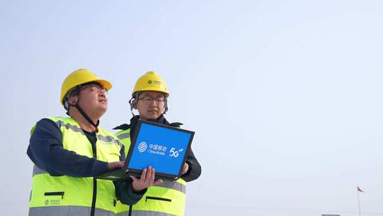 中国移动工程师在户外和机房通讯维护