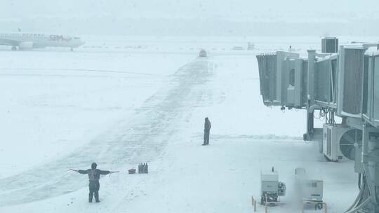 飞机场大雪 大雪 暴雪视频素材模板下载