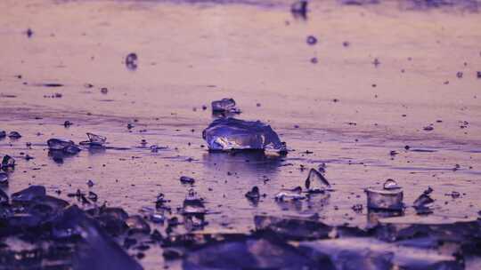 湖面上晶莹剔透的冰块