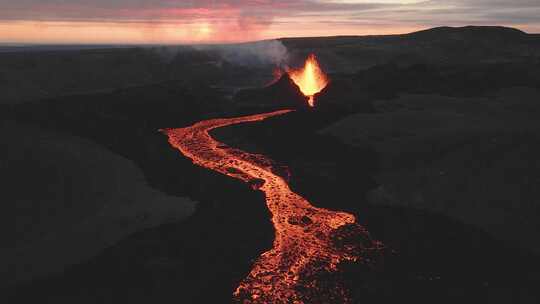 冰岛日落时火山喷发的岩浆和熔岩河。空中前进