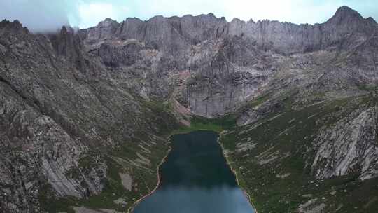 航拍川西旅游莲宝叶则石头山高原湖泊